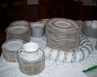 APPROX 89 PIECES OF CHINA    TEH SIGNATURE COLLECTION OF JAPAN "QUEEN ANNE#113