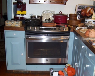 KITCHEN ITEMS - KEURIG -POTS - ETC