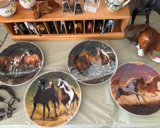Painted horse image decor plates