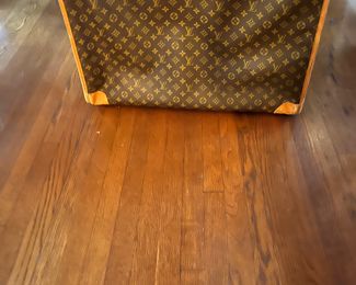 Louis Vuitton suitcase/pullman...front zipper