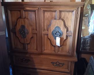 Tall bedroom dresser with 6 drawers