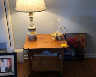 Ethan Allen End table with lower shelf