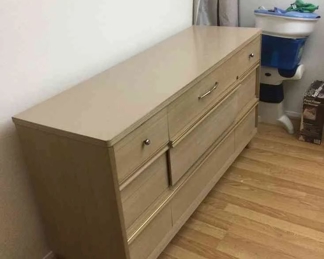 004 Kroehler Dresser