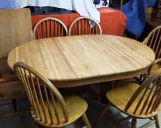 Oak Butcher Block Table with 6 Oak Chairs. In Great Condition. Two large leaves are included which increases the size to fit as many as 12 comfortably around the table.