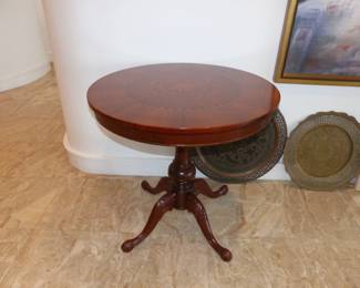 Round accent table