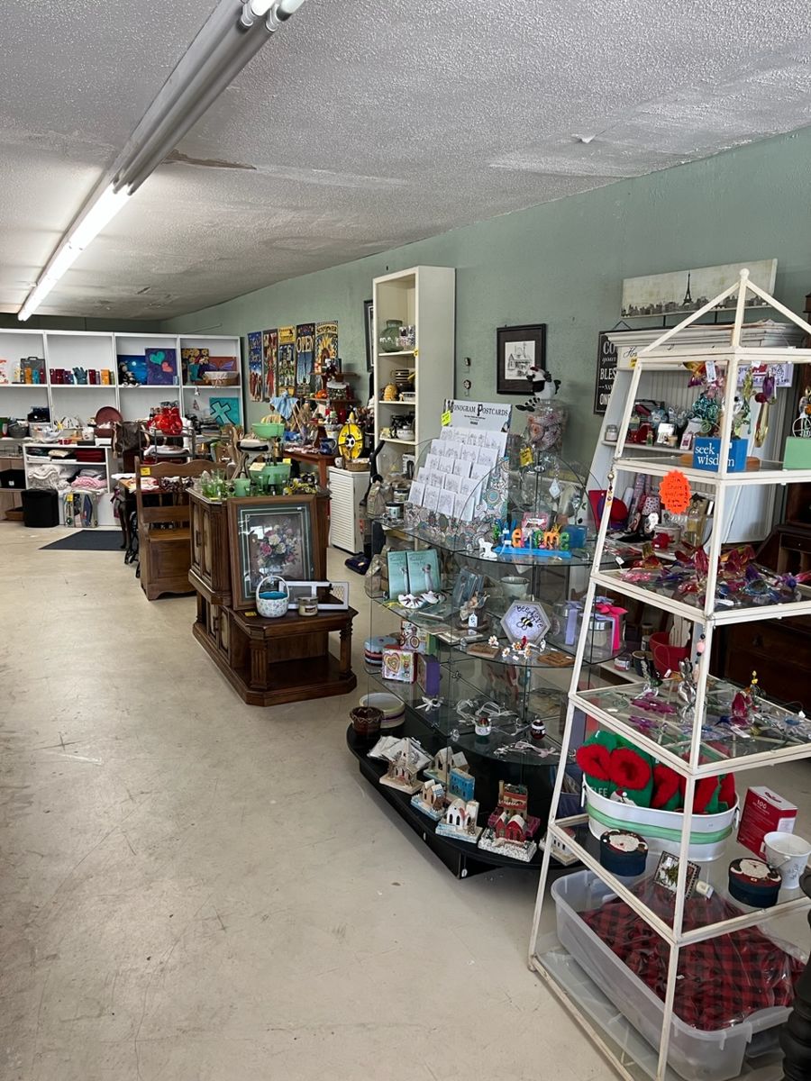 These first 6 pictures are overview shots of the store. 