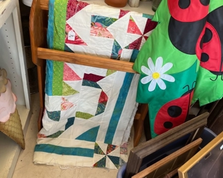Wooden quilt rack and quilt