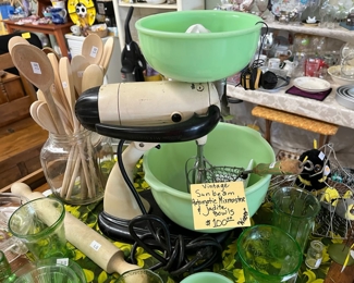 Vintage working Sunbeam automatic Mixmaster w/ Jadeite bowls and accessories!
