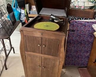 Working Victor Victrola model VV-XIa made 1918-1919. Has a back leg issue, but works fine.