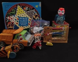 https://www.auctionninja.com/hewitt-estates-and-antiques/product/lot-of-vintage-toys-200191.html