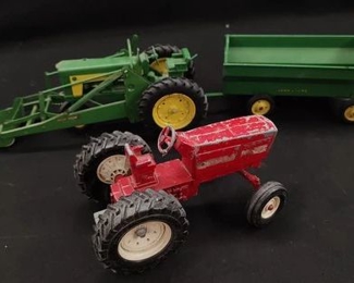 https://www.auctionninja.com/hewitt-estates-and-antiques/product/lot-of-vintage-toy-tractors-200176.html