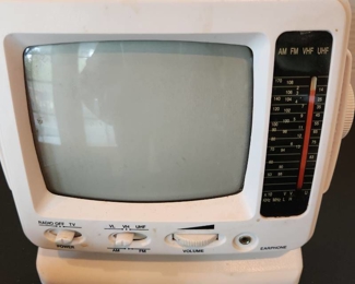 5" Black & white tv radio receiver uses batteries or adapter