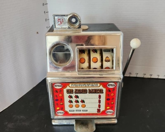 Vintage Medley slot machine 11" tall (no key)