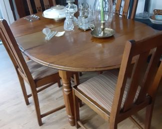 Oak Table & 4 Chairs with 2 Leafs
