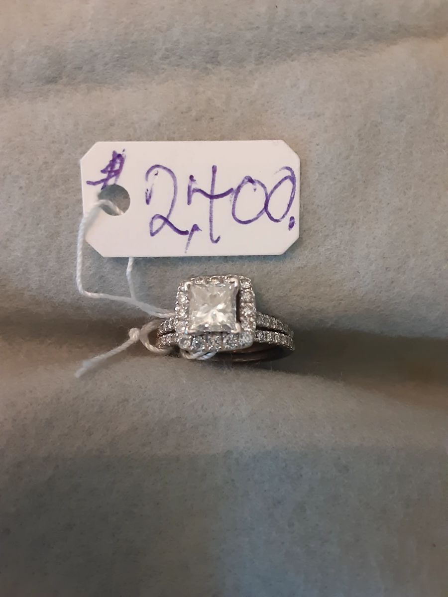 Beautiful 1.1 Carat Diamond Ring with Diamonds around the Center Stone & on the sides.