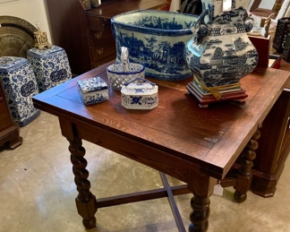 Blue and white oriental artwork, barley twist drop leaf table