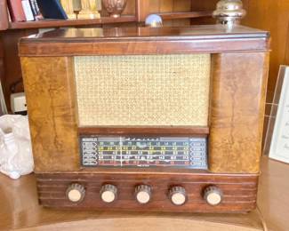 Vintage Admiral Radio with Bakelite Knobs