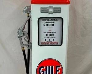 GULF REPLICA GAS PUMP W/ GLOBE