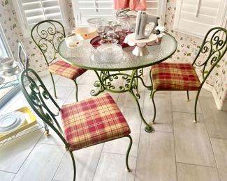 All Metal Kitchenette Table and 4 Chairs