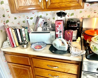 Nice selection of kitchen ware