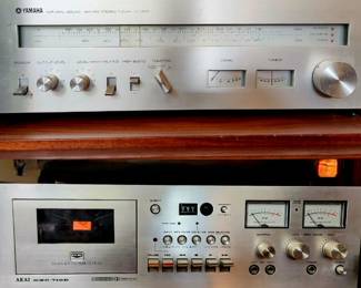 Vintage YAMAHA Tuner
Vintage AKAI Cassett Tape Deck