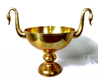 DONLAR921 Large Double Swan Pedastal CenterpieceBrass color metal Mid Century Modern centerpiece bowl with double swan handles and pedastal base. &nbsp;Measures approximately 20 inches wide x 15.5 inches tall. &nbsp;No visible maker's mark.
: 