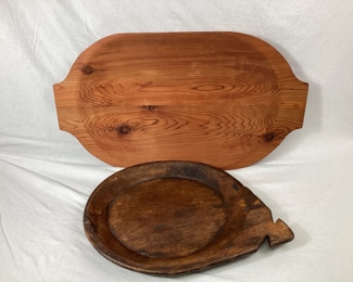 JIFI122 Antique Parat Dough Bowl Newer Trough Platter: This lot consists of an antique parat dough bowl and a newer trough platter. The parat dough bowl is a primitive kneading bowl, and it has a unique handle. An old repair can also be seeded on it's top. The trough platter is nicely handcrafted and is heavy solid wood.
