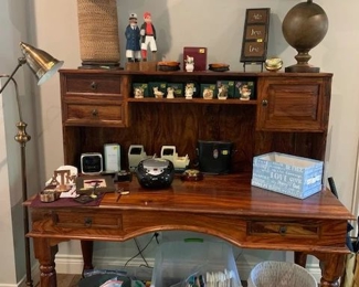 Lots of lamps and office desk - Great Size