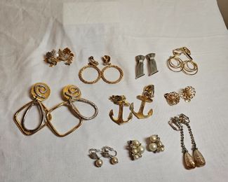 https://www.auctionninja.com/stress-free-estate-services-llc/sales/details/giant-nh-coast-estate-gold-silver-and-costume-jewelry-auction-no-reserves-and-usa-shipping-on-all-ite
