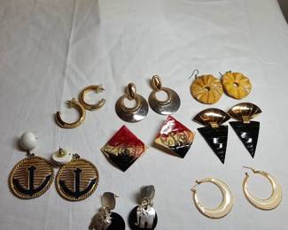 https://www.auctionninja.com/stress-free-estate-services-llc/sales/details/giant-nh-coast-estate-gold-silver-and-costume-jewelry-auction-no-reserves-and-usa-shipping-on-all-ite