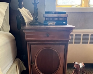 PAIR NIGHTSTANDS