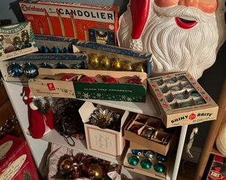 Excellent selection of ornaments and xmas vintage 