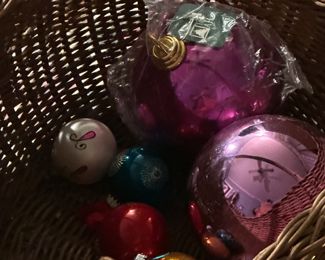 Lil' basket with ornaments 