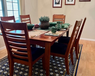 BEAUTIFUL DINING ROOM TABLE WITH 6 CHAIRS