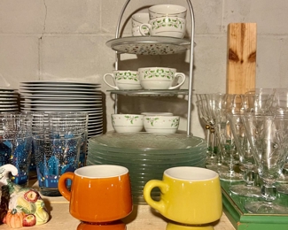 A GREAT SELECTION OF GLASSWARE AND DECORATIVE ITEMS