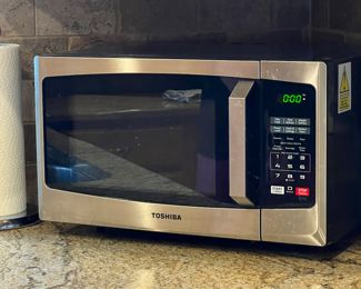 UP CLOSE FO THE TOSHIBA MICROWAVE