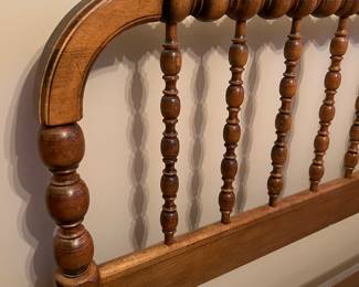 VERY PRETTY VINTAGE SPINDLE STOOL BED (NO MATTRESS)