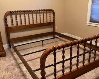 VERY PRETTY VINTAGE SPINDLE STOOL BED (NO MATTRESS)