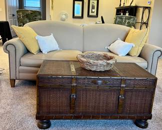 BEAUTIFUL BROWN WICKER STRAPPED CHEST COFFEE TABLE AND CREAM LIVING ROOM SOFA 