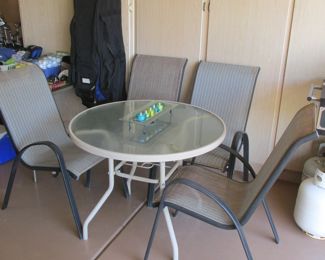 Round Patio Table w/4 Chairs