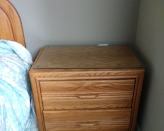 2 matching night stands & dresser 