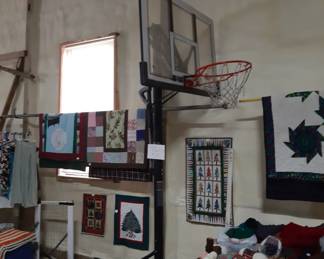 Glass backboard adjustable height with breakaway rim