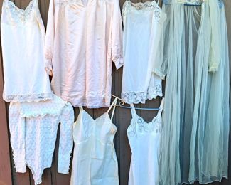 VINTAGE LADIES CLOTHING LINGERE
