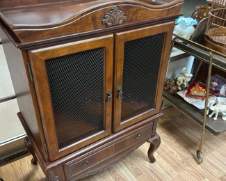 Wine bar with removable trey 