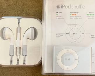 iPod Shuffle w Earplugs