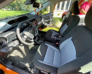 Very clean interior, cloth seats