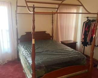Full size canopy bed