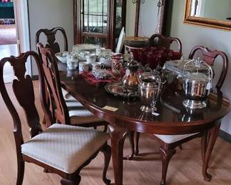 Gorgeous Dining Room Table with 6 Side Chairs 2 Captains Chairs and Table Leaves