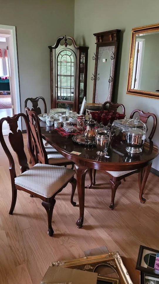 Gorgeous Dining Room Table with 6 Side Chairs 2 Captains Chairs and Table Leaves