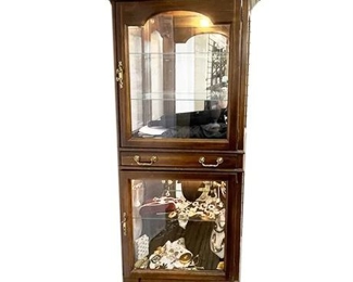 Lot 008
Curio Cabinet With Drawer